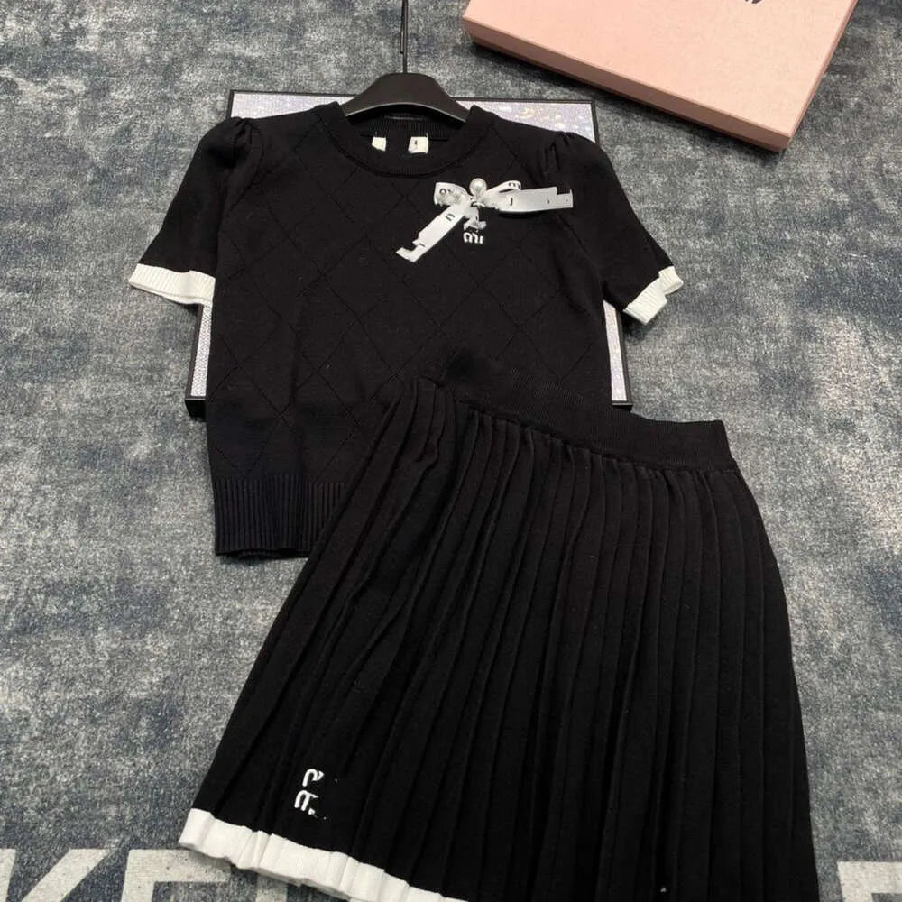 women set designer skirt sets letter embroidery graphic tshirt luxury solid color high waisted pleated skirt two piece