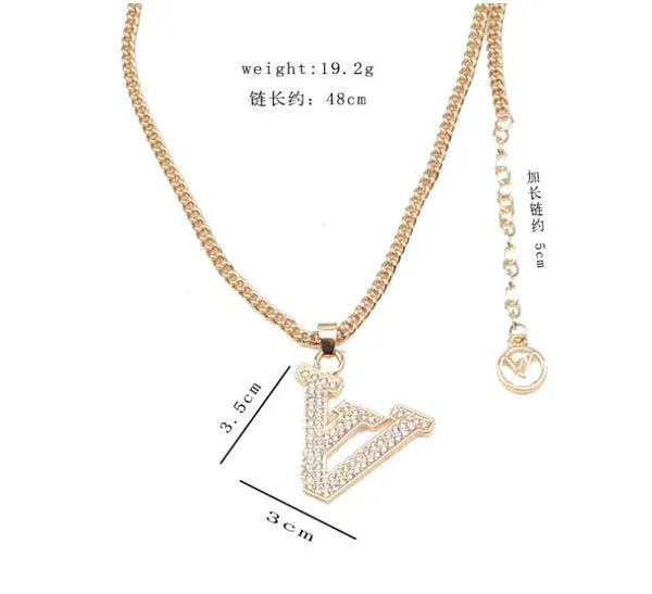 13Style Luxury Designer Letter Pendant Necklaces 18K Gold Plated Pearl Rhinestone Sweater Necklace for Women Wedding Party Jewelry Accessories