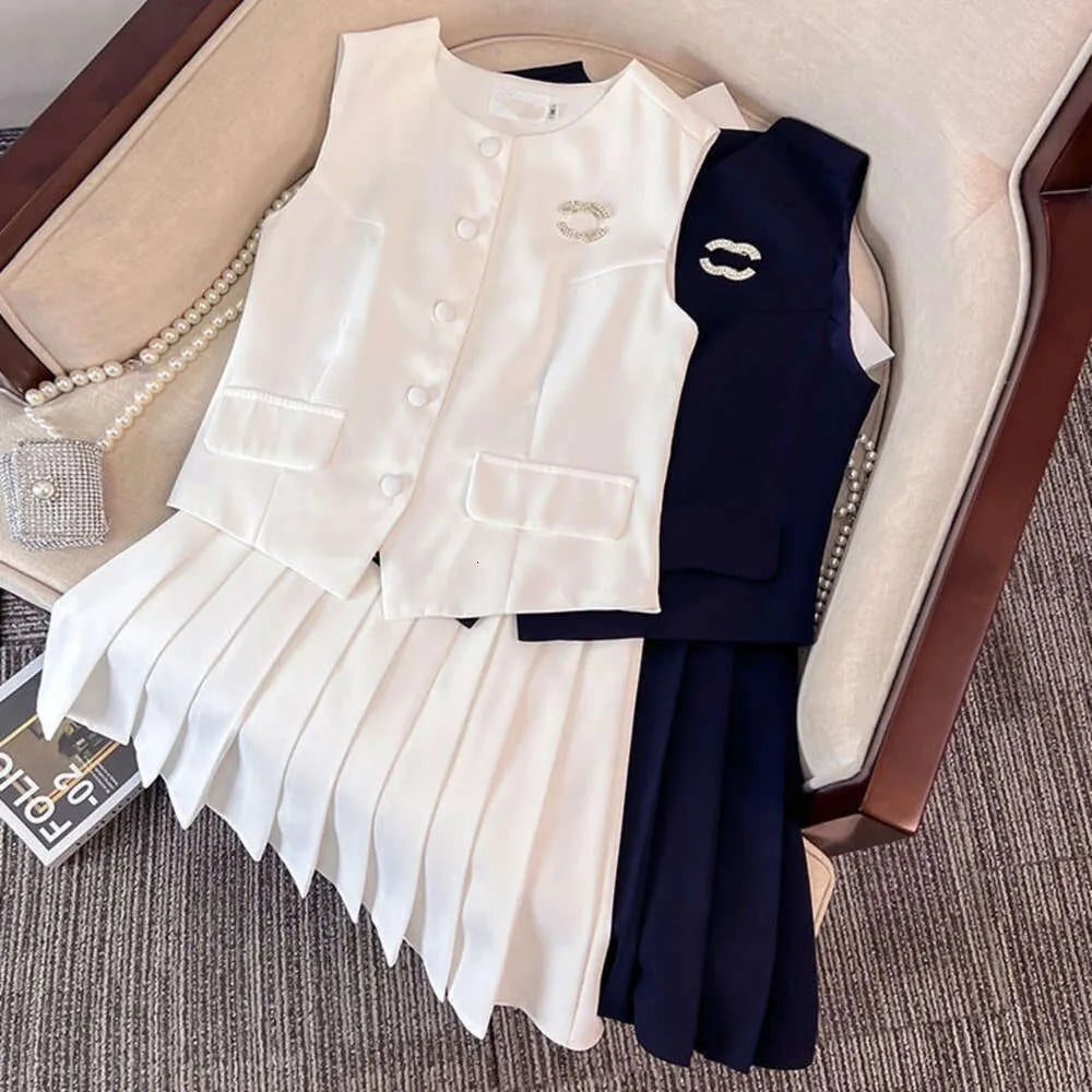 women set designer skirt Set fashion letter embroidery sleeveless shirt suit luxury solid color high waist pleated skirts two-piece