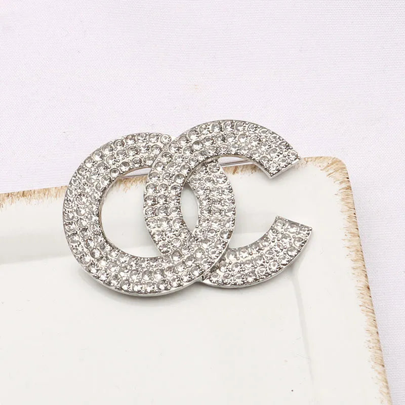 Brand Luxurys Design Diamond Brooch Women Crystal Rhinestone Letters Suit Pin Fashion Jewelry Clothing Decoration High Quality Accessories