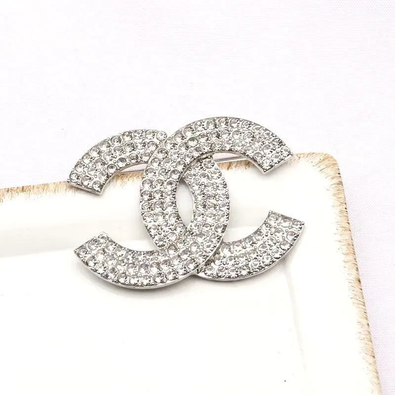 Brand Luxurys Design Diamond Brooch Women Crystal Rhinestone Letters Suit Pin Fashion Jewelry Clothing Decoration High Quality Accessories